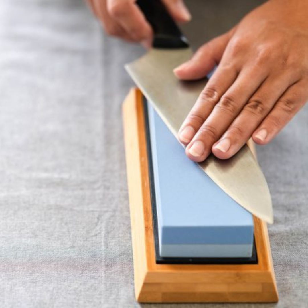 Cómo afilar un cuchillo con una piedra de afilar