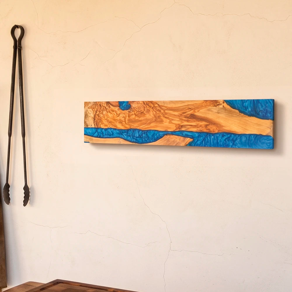 Detalle de madera de olivo y resina azul del exhibidor magnético