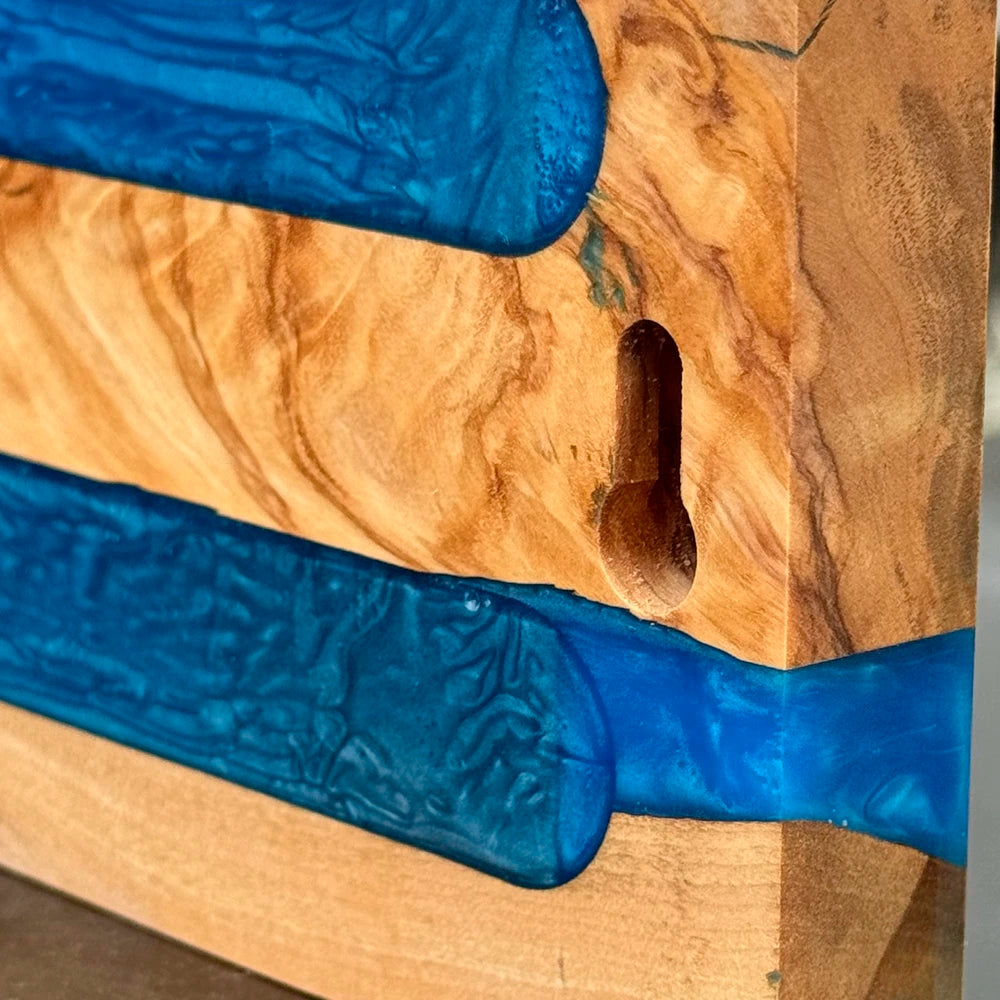 Exhibidor magnético de olivo y resina azul de 46 x 11 x 3 cm